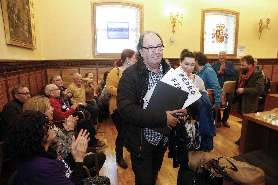 Los vecinos de Gijón encerrados en el Salón de Plenos del Ayuntamiento para reclamar la firma del convenio del plan de vías han puesto fin a la protesta tras reunirse con la delegada del Gobierno en Asturias, Delia Losa, quien ha anunciado que se aprobará en Consejo de Ministros antes de las elecciones generales del 28 de abril.