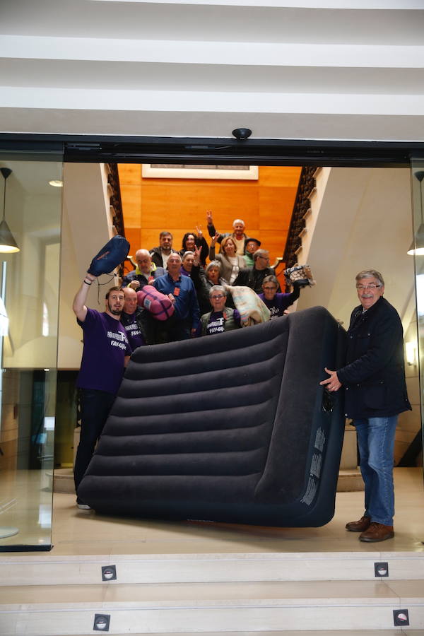 Los vecinos de Gijón encerrados en el Salón de Plenos del Ayuntamiento para reclamar la firma del convenio del plan de vías han puesto fin a la protesta tras reunirse con la delegada del Gobierno en Asturias, Delia Losa, quien ha anunciado que se aprobará en Consejo de Ministros antes de las elecciones generales del 28 de abril.