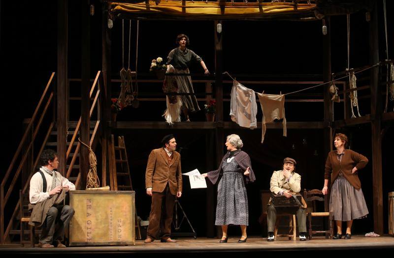 'El sobre verde' hizo disfrutar del «teatro total» a un público que viajó por los locos años veinte del chotis al tango pasando por el charlestón 