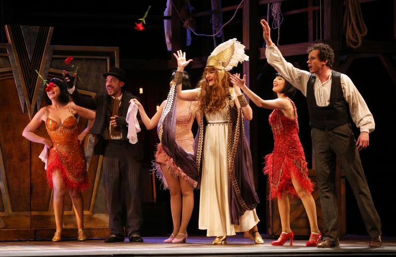 'El sobre verde' hizo disfrutar del «teatro total» a un público que viajó por los locos años veinte del chotis al tango pasando por el charlestón 