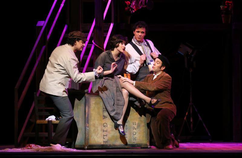 'El sobre verde' hizo disfrutar del «teatro total» a un público que viajó por los locos años veinte del chotis al tango pasando por el charlestón 