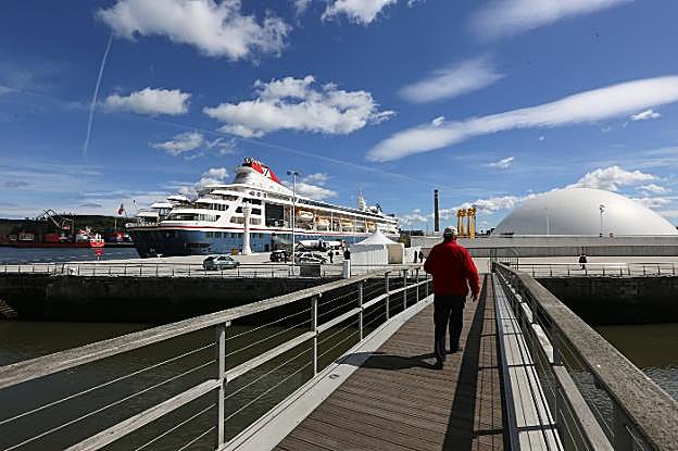 El 'Braemar' amarró a las ocho y media de la mañana en la dársena de San Agustín, junto al Niemeyer. 