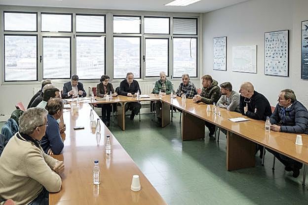 Los patrones de las cofradías asturianas, durante la reunión en Gijón con la consejera de Desarrollo Rural. 