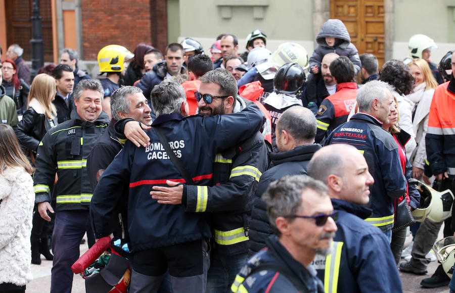 Más de 300 bomberos de toda España entregan 172.000 euros a la familia del bombero fallecido en el incendio de Uría hace tres años.