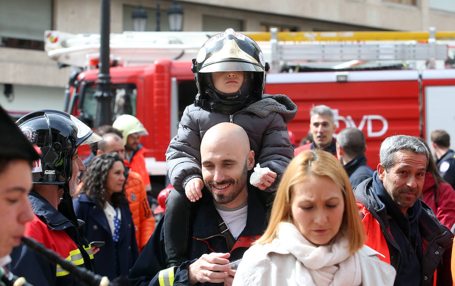 Más de 300 bomberos de toda España entregan 172.000 euros a la familia del bombero fallecido en el incendio de Uría hace tres años.