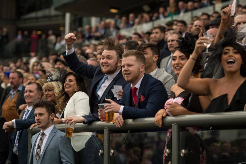 Son las dos caras de la 'Ladies Day', la diesta que celebra por el FGrand National, una de las carreras de caballos más famosas del mundo. Los estilismos más sofisticados acaban perdiendo en protagonismo cuando el alcohol hace acto de presencia. 