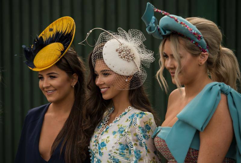 Son las dos caras de la 'Ladies Day', la diesta que celebra por el FGrand National, una de las carreras de caballos más famosas del mundo. Los estilismos más sofisticados acaban perdiendo en protagonismo cuando el alcohol hace acto de presencia. 