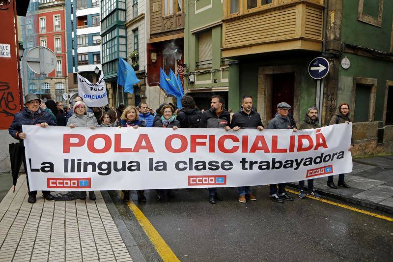 No pudo ser una cita «histórica», como esperaba la Xunta pola Defensa de la Llingua y la lluvia, «tan asturiana y tan primaveral», que llegó a caer a mares, fue la culpable de reducir la cifra de asistentes hasta las 2.000 personas.