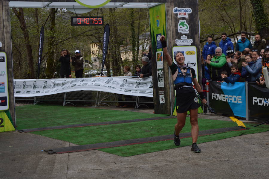 400 corredores se citaron en la prueba de 32 kilómetros de la carrera 'Puerta de Muniellos', en una edición en al que los participantes llegaron a pisar nieve en los puntos más altos del recorrido. Pablo Villa fue el primero en alcanzar la meta y lo hizo en 3 horas. Tras él, llegaron a Moal Andrés García (03:00:40) y Andrés Gomez (03:20:47). Oihana Kortazar sería la primera de las mujeres en conquistar la meta en 03:44:45, seguida de Laura Sola (3:56:45) y Raquel Ronco (04:07:54). Los campeones batieron, al mismo tiempo, el récord de la prueba. 