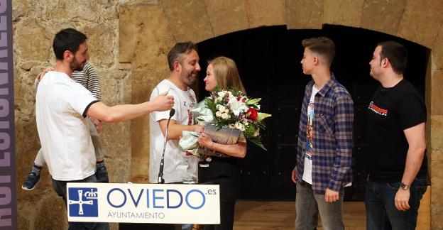 Juan Carlos Fernández, 'Cuni', Manuel Sordo, 'Coco', Marta Valle, Luis y David Palacio durante el homenaje a Eloy Palacio en el Auditorio Príncipe Felipe. 