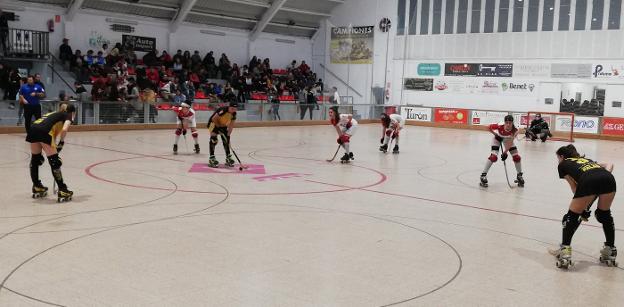 Momento en el que dio comienzo el partido entre el Telecable Hockey y el Palau, que se disputó ayer en la pista catalana. 