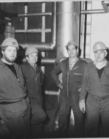 Imagen secundaria 2 - En las fotos en blanco y negro, Tomás González (con barba) y otros tres operarios de Bayer La Felguera hace 30 años. En medio, la factoría en otros tiempos.