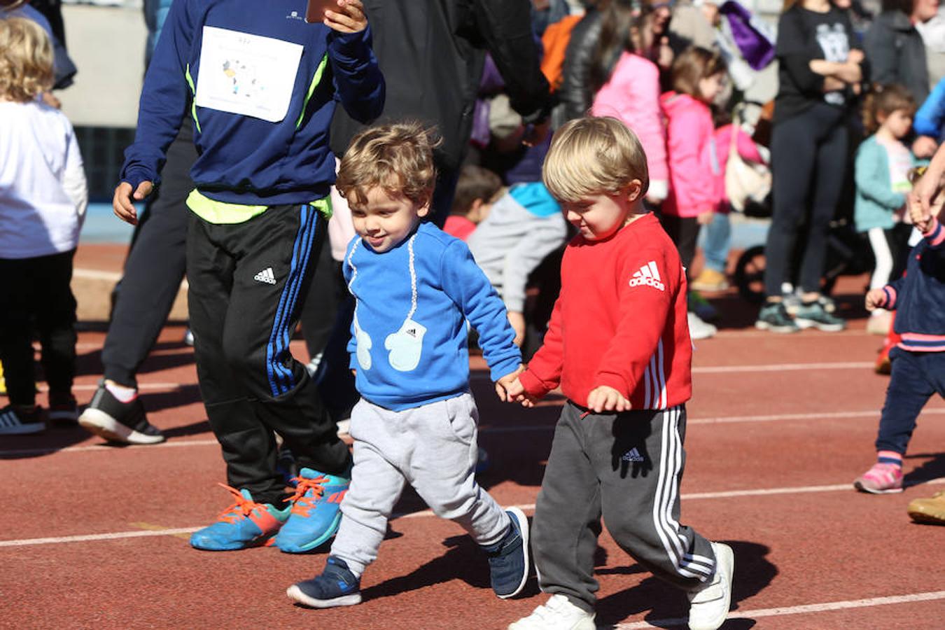 Cientos de escolares avilesinos y castrillonenses participan en la carrera solidaria celebrada en el estadio de atletismo Yago Lamela