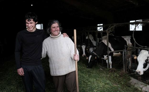 Daniel López, de 19 años, el más jóven de Ponticiella (Villayón), con su madre Ana Isabel González, en la última ganadería que queda.