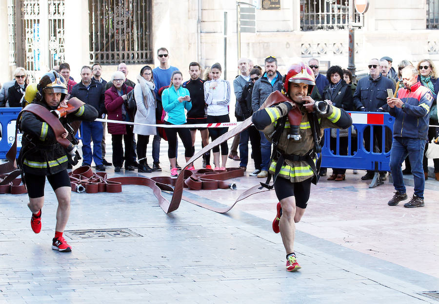 Más de 400 corredores han participado en el III Memorial Eloy Palacio, el bombero fallecido en el incendio del número 58 de la calle Uría. El broche final ha corrido a cargo de la espectacular prueba el Último Bombero.