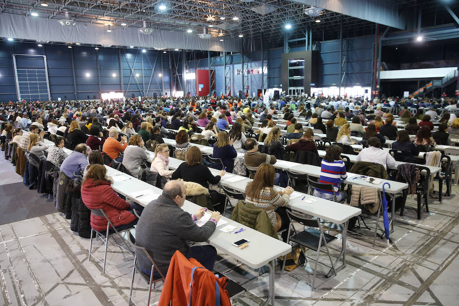 Más de 20.700 personas se han inscrito para presentarse a las oposiciones convocadas por el Sespa para cubrir 232 plazas de auxiliar administrativo. El examen se desarrolla en dos turnos en el ferial Luis Adaro de Gijón.