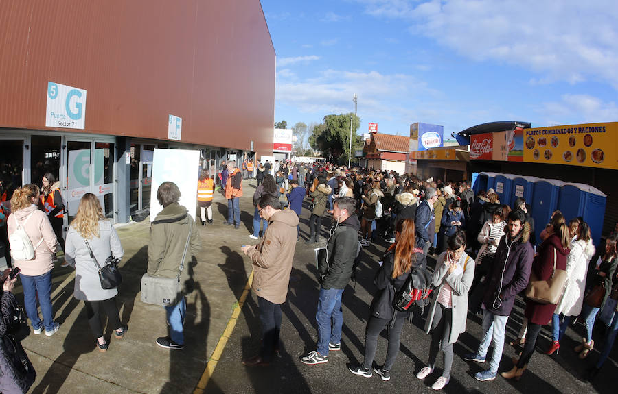 Más de 20.700 personas se han inscrito para presentarse a las oposiciones convocadas por el Sespa para cubrir 232 plazas de auxiliar administrativo. El examen se desarrolla en dos turnos en el ferial Luis Adaro de Gijón.