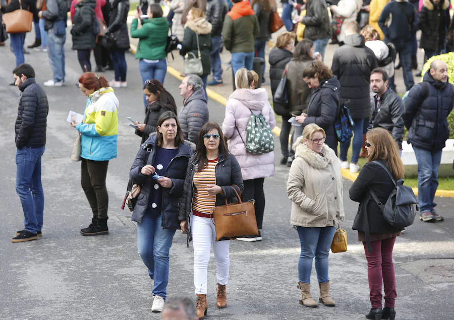 Más de 20.700 personas se han inscrito para presentarse a las oposiciones convocadas por el Sespa para cubrir 232 plazas de auxiliar administrativo. El examen se desarrolla en dos turnos en el ferial Luis Adaro de Gijón.