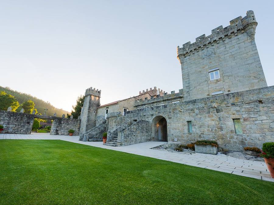 Torre de Tebra - Galicia. El castel vacacional gallego está ubicado en la localidad de Tomiño. Se trata de un hotel de lujo con piscina. Cuyo precio oscila los 1.120 euros por noche. La estancia mínima es de siete días. 