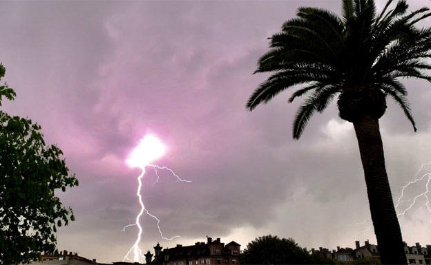 La lluvia se cebó con el centro de la región y el granizo con el Oriente, donde vivieron una tarde bajo los paraguas.