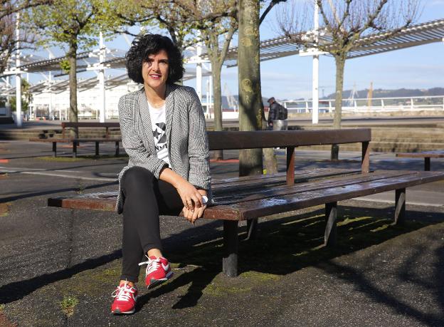 Sara Menéndez, en el paseo de la playa de Poniente. 