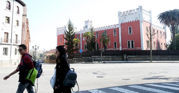 La entrada principal junto al castillete de la fábrica de La Vega desde la calle Adelantado de La Florida. 