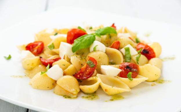 Plato de pasta con tomate cherry y mozzarella. 