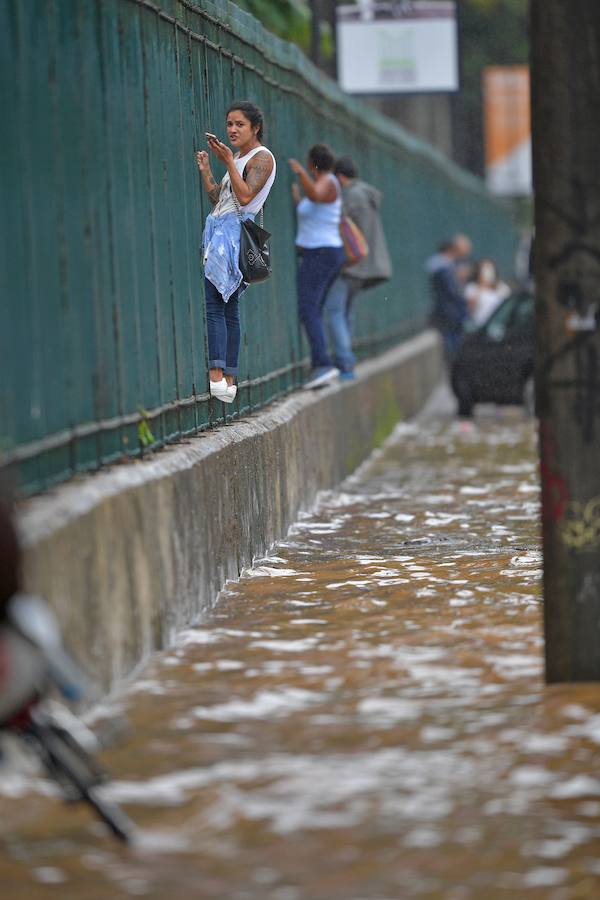 El fuerte temporal de lluvias que azotan la emblemática ciudad de Brasil, desde la noche del lunes hasta ahora, ha dejado una decena de muertos y múltiples daños