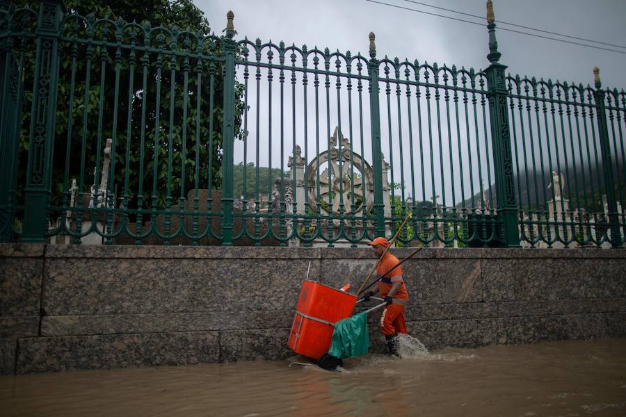 El fuerte temporal de lluvias que azotan la emblemática ciudad de Brasil, desde la noche del lunes hasta ahora, ha dejado una decena de muertos y múltiples daños
