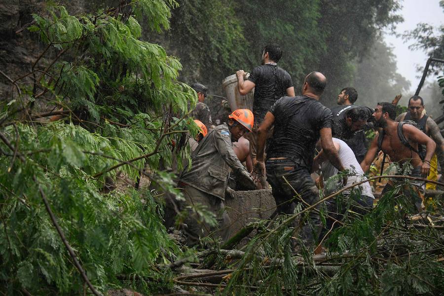 El fuerte temporal de lluvias que azotan la emblemática ciudad de Brasil, desde la noche del lunes hasta ahora, ha dejado una decena de muertos y múltiples daños