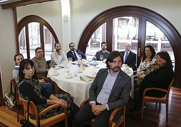 Los asistentes a los Premios a la Mejor Web de Asturias siguieron con atención la ponencia de Alicia Richart, la mesa redonda con Rubén Hidalgo, Víctor Manuel Solla y Javier Díaz, así como la entrega de premios. Un acto que se celebró ayer en el Club de Regatas de Gijón.
