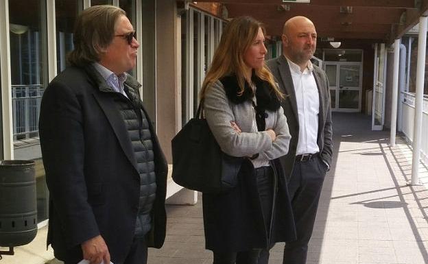 López-Asenjo, junto a Ángela Pumariega y Guzmán Pendás, en una visita al Santa Olaya. 