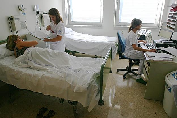 Dos enfermeras del San Agustín atienden a una paciente. 