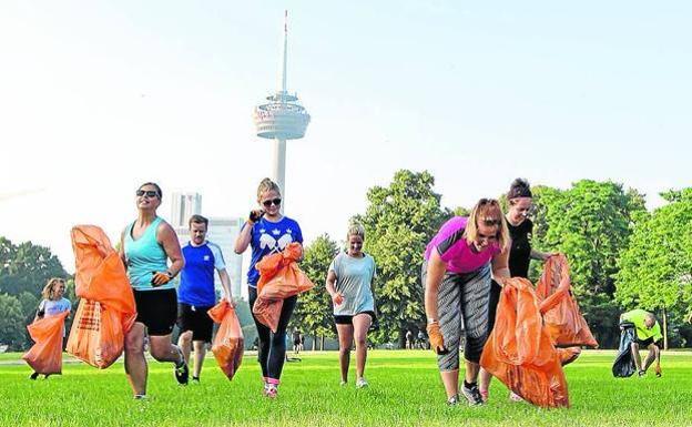 Un grupo de deportistas practican 'plogging' en un parque de Colonia (Alemania)