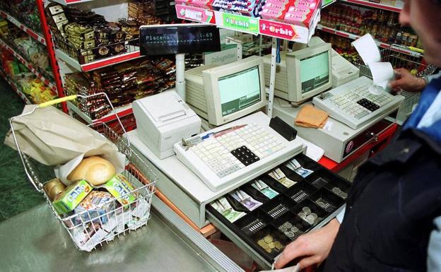 Acosa e increpa a las empleadas de un supermercado en Gijón e intenta dar un cabezazo a un policía