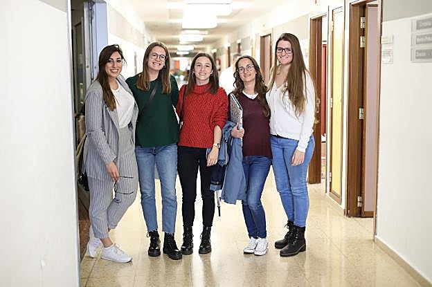 Irene Díaz, Lucía Vega, Mayte Palacio, Natalia del Campo y Natalia Vázquez, en el hospital 