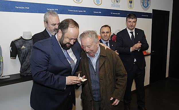 Jorge Menéndez Vallina entrega una de las insignias a uno de los aficionados