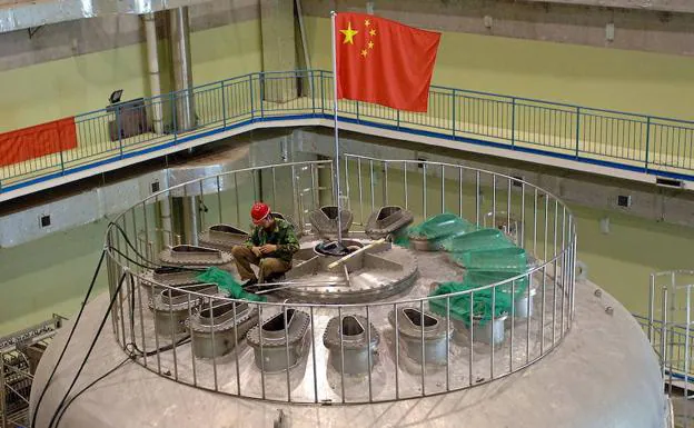 Un técnico trabaja en el superconducto de un reactor nuclear, en la central de la provincia de Anhui en China.