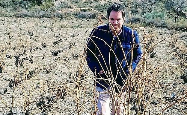 Antonio Salinas, en un viñedo prefiloxérico, o sea, centenario. 