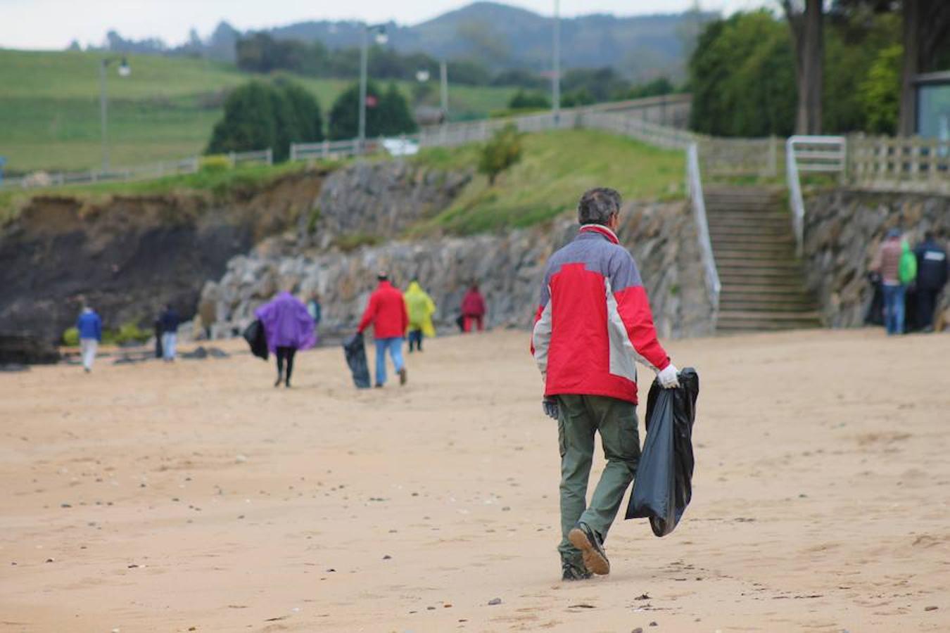 La organización del festival Motorbeach ha llevado a cabo una recogida de residuos en la playa de La Espasa en la que ha participado el Centro Intergeneracional Ciudad de Oviedo «Ovida»