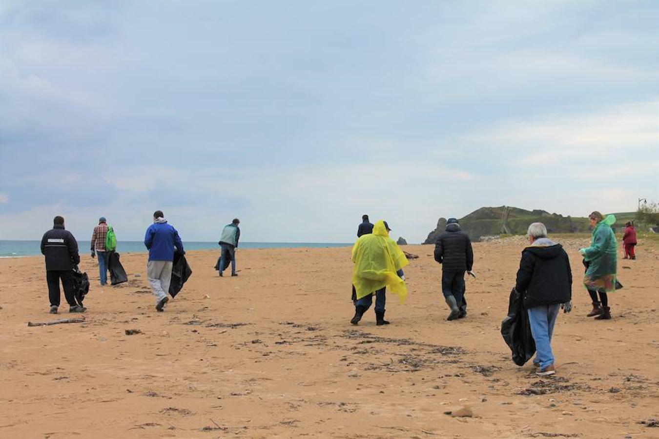 La organización del festival Motorbeach ha llevado a cabo una recogida de residuos en la playa de La Espasa en la que ha participado el Centro Intergeneracional Ciudad de Oviedo «Ovida»