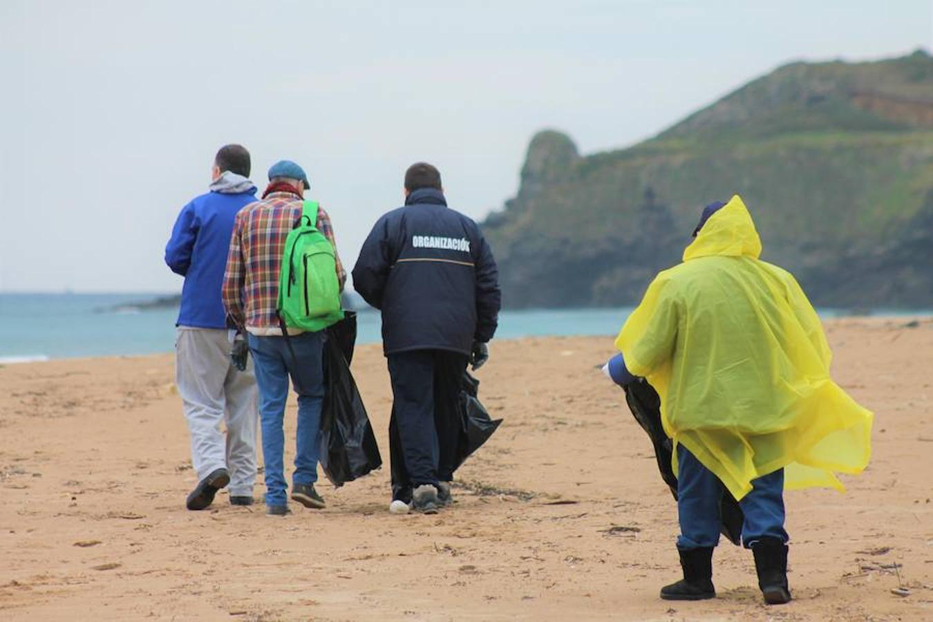 La organización del festival Motorbeach ha llevado a cabo una recogida de residuos en la playa de La Espasa en la que ha participado el Centro Intergeneracional Ciudad de Oviedo «Ovida»