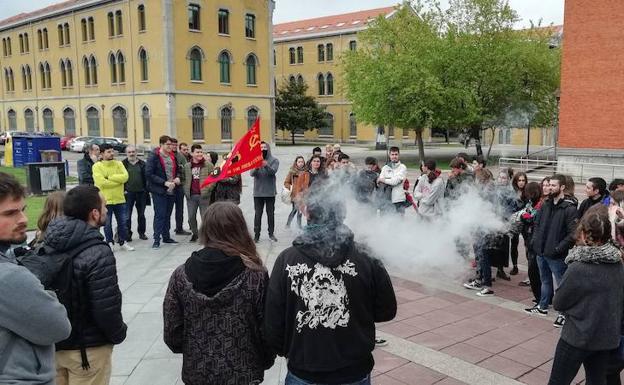 La Asamblea de Estudiantes de la Universidad de Oviedo protesta tras las incidentes con Vox.