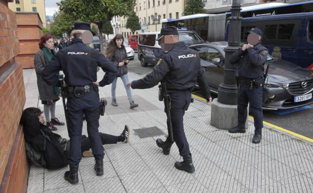 Efectivos de Policía, durante la intervención.