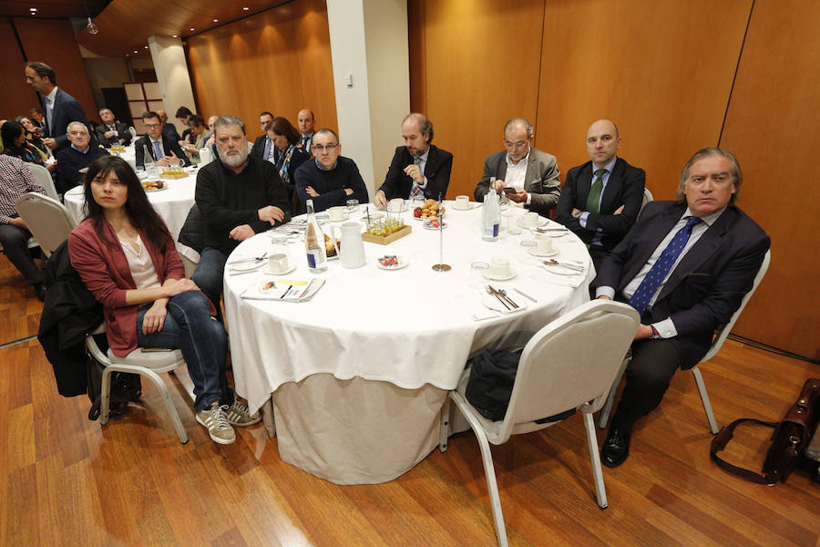 El Hotel Abba Playa de Gijón acogió el evento en el que cuatro expertos analizarone el futuro del área metropolitana de Asturias. La mesa redonda fue moderada por el director del periódico, Marcelino Gutiérrez. El profesor Fermín Rodríguez, el ingeniero Jorge Rodríguez y las economistas Eva Rodríguez y María Calvo fueron los especialistas que participaron en la jornada. 