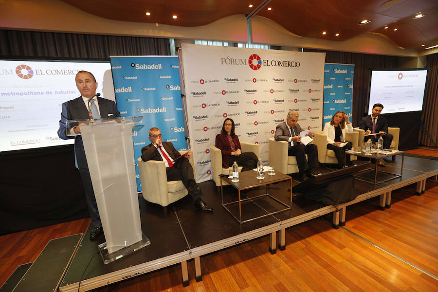 El Hotel Abba Playa de Gijón acogió el evento en el que cuatro expertos analizarone el futuro del área metropolitana de Asturias. La mesa redonda fue moderada por el director del periódico, Marcelino Gutiérrez. El profesor Fermín Rodríguez, el ingeniero Jorge Rodríguez y las economistas Eva Rodríguez y María Calvo fueron los especialistas que participaron en la jornada. 