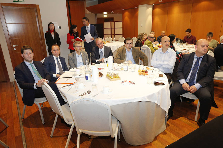 El Hotel Abba Playa de Gijón acogió el evento en el que cuatro expertos analizarone el futuro del área metropolitana de Asturias. La mesa redonda fue moderada por el director del periódico, Marcelino Gutiérrez. El profesor Fermín Rodríguez, el ingeniero Jorge Rodríguez y las economistas Eva Rodríguez y María Calvo fueron los especialistas que participaron en la jornada. 