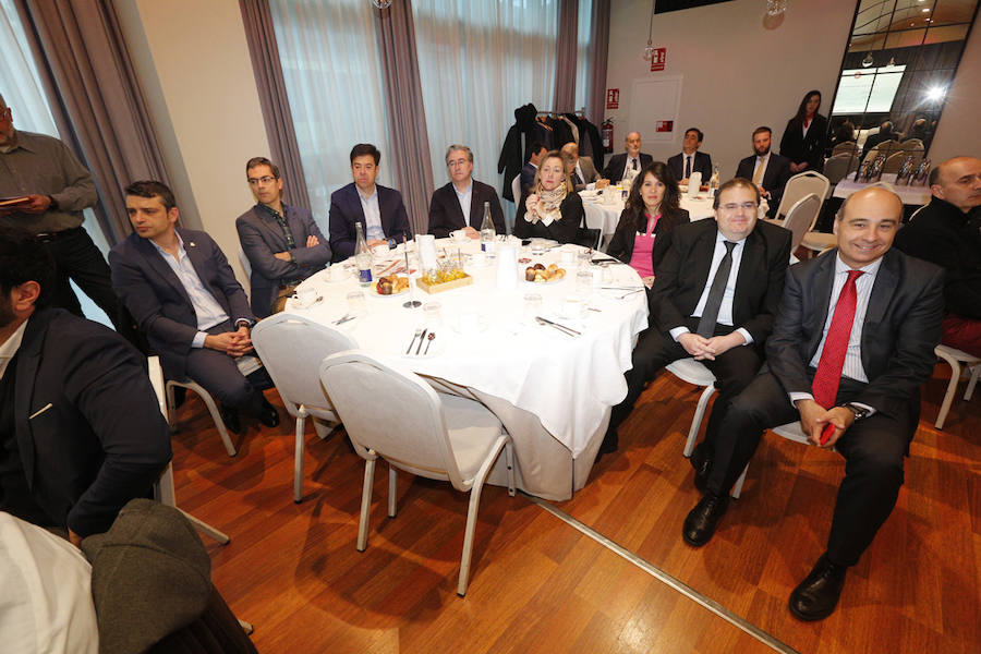 El Hotel Abba Playa de Gijón acogió el evento en el que cuatro expertos analizarone el futuro del área metropolitana de Asturias. La mesa redonda fue moderada por el director del periódico, Marcelino Gutiérrez. El profesor Fermín Rodríguez, el ingeniero Jorge Rodríguez y las economistas Eva Rodríguez y María Calvo fueron los especialistas que participaron en la jornada. 