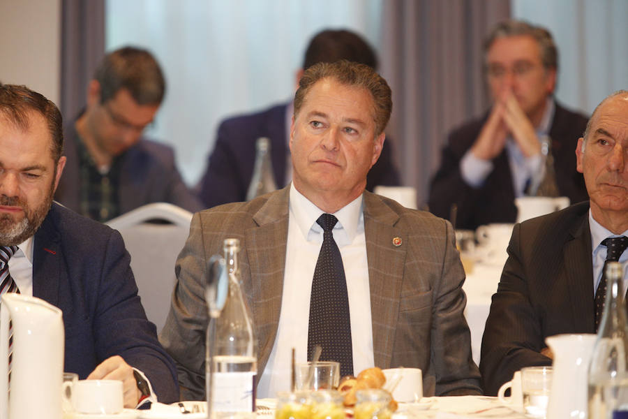 El Hotel Abba Playa de Gijón acogió el evento en el que cuatro expertos analizarone el futuro del área metropolitana de Asturias. La mesa redonda fue moderada por el director del periódico, Marcelino Gutiérrez. El profesor Fermín Rodríguez, el ingeniero Jorge Rodríguez y las economistas Eva Rodríguez y María Calvo fueron los especialistas que participaron en la jornada. 