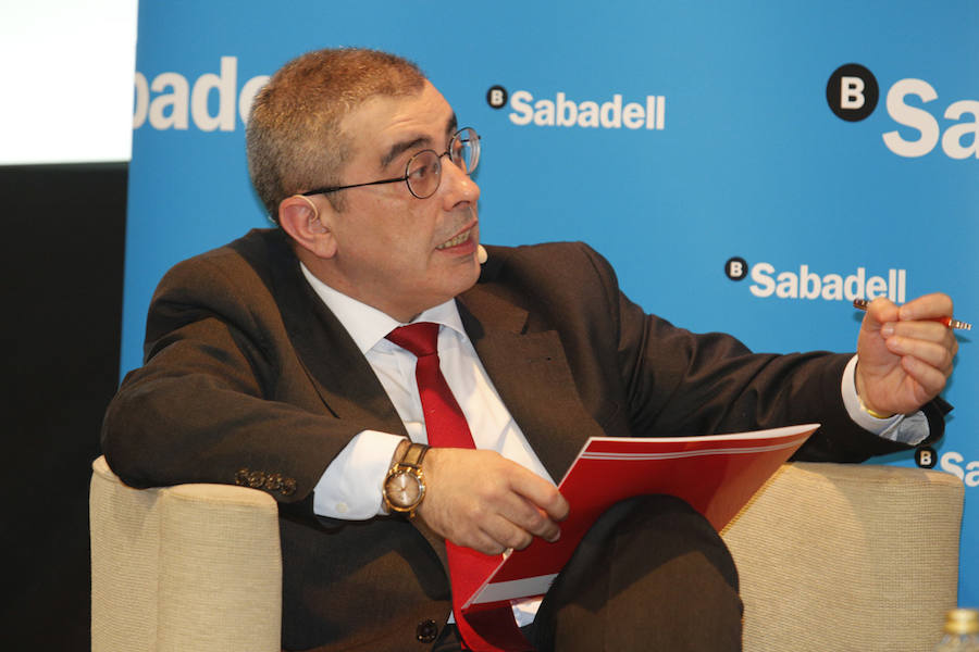 El Hotel Abba Playa de Gijón acogió el evento en el que cuatro expertos analizarone el futuro del área metropolitana de Asturias. La mesa redonda fue moderada por el director del periódico, Marcelino Gutiérrez. El profesor Fermín Rodríguez, el ingeniero Jorge Rodríguez y las economistas Eva Rodríguez y María Calvo fueron los especialistas que participaron en la jornada. 